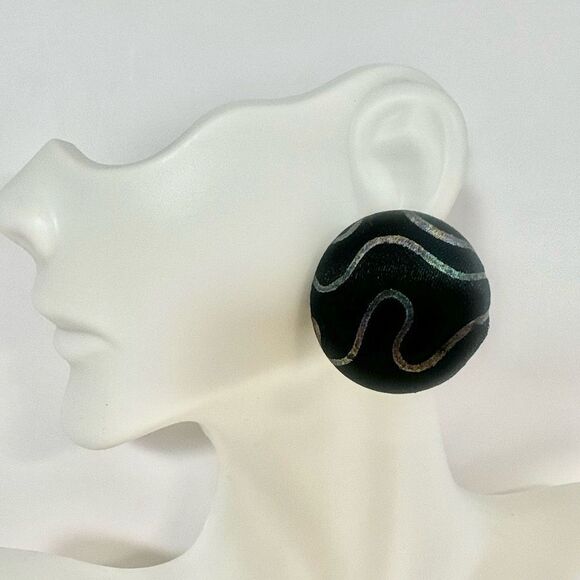 Black fabric circle post earrings - Picture 5 of 6